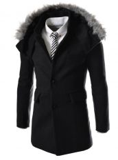 Черное пальто с мехом на капюшоне