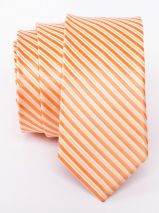 Оранжевый галстук в полоску