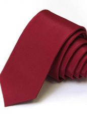 Красный узкий галстук