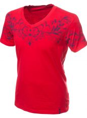 Красная футболка с орнаментом