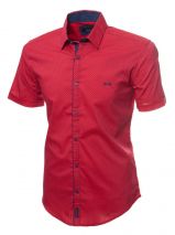 Красная рубашка с орнаментом на заклепках